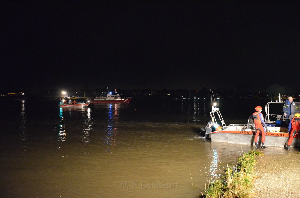 Einsatz BF Koeln PKW im Rhein Mondorf Hersel P081.JPG